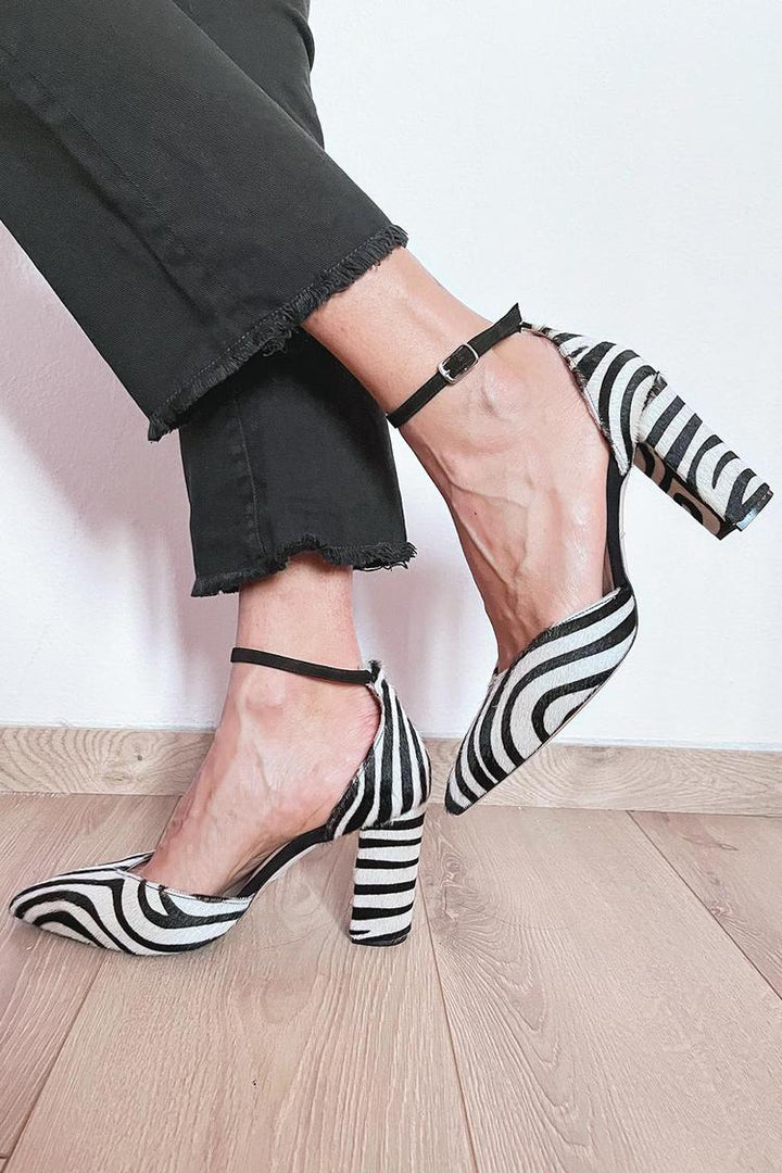 Zapatos de tacón con estampado de cebra y correa al tobillo
