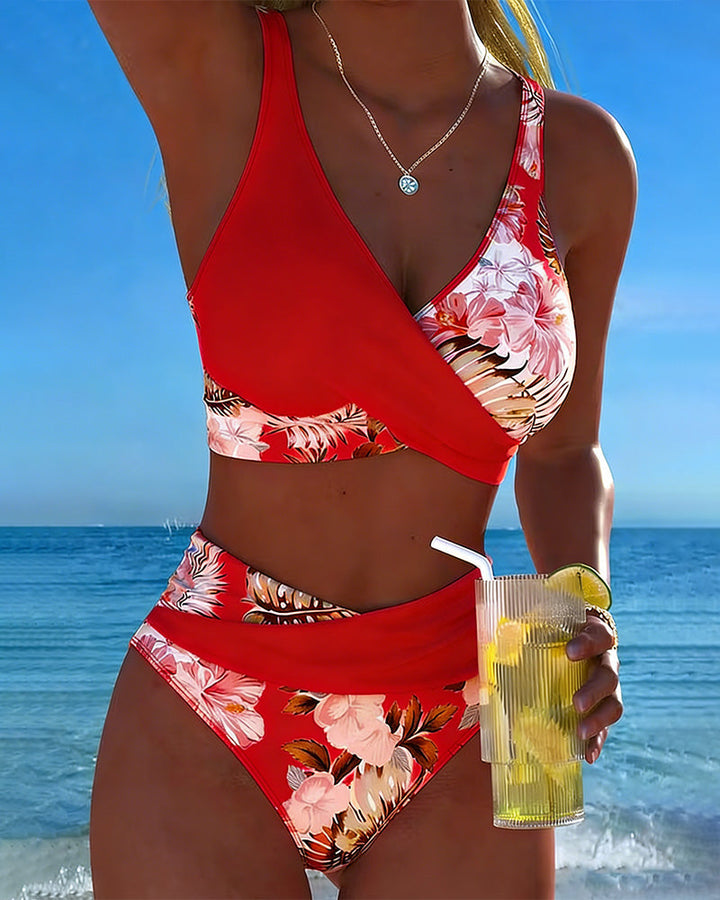 Bikini Floral con Detalles en Contraste y Corte Elegante