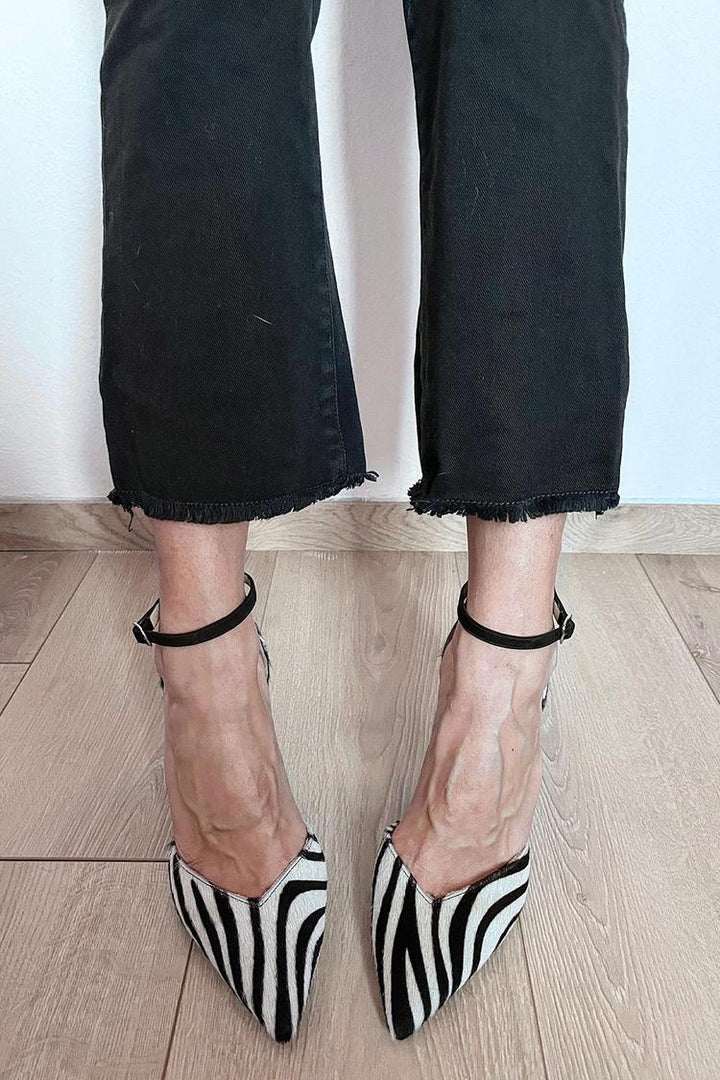 Zapatos de tacón con estampado de cebra y correa al tobillo