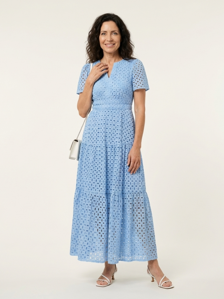 "Brielle | Vestido midi de tirantes cortos con escote en V" se puede reescribir como: "Brielle | Vestido midi de tirantes cortos y escote en V".