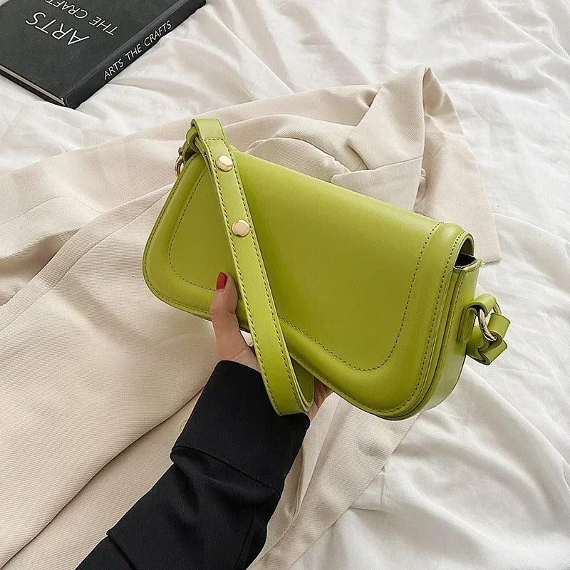 Bolso de Mano Cadence en Cuero Vegano con Solapa Curvada