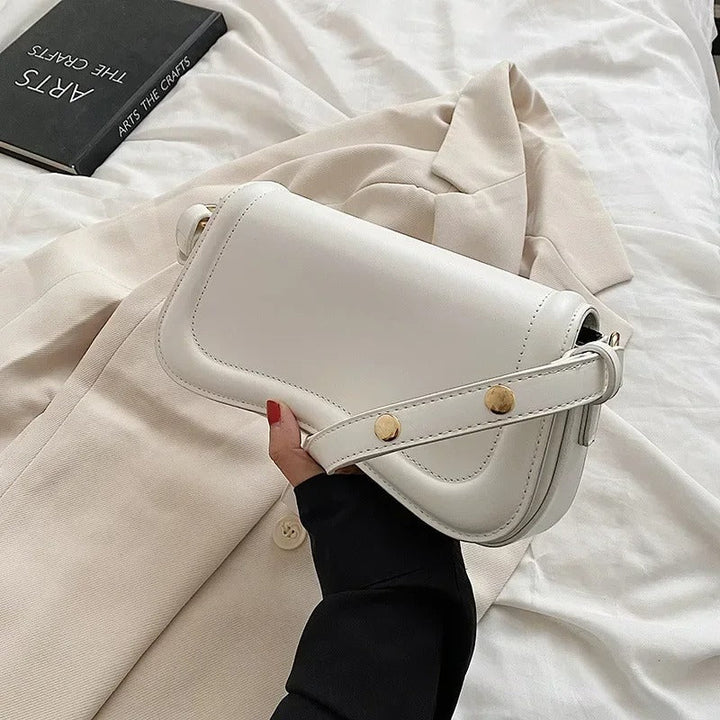 Bolso de Mano Cadence en Cuero Vegano con Solapa Curvada