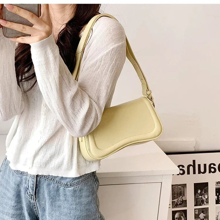 Bolso de Mano Cadence en Cuero Vegano con Solapa Curvada
