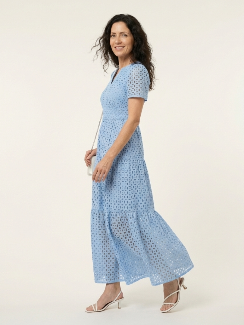 "Brielle | Vestido midi de tirantes cortos con escote en V" se puede reescribir como: "Brielle | Vestido midi de tirantes cortos y escote en V".