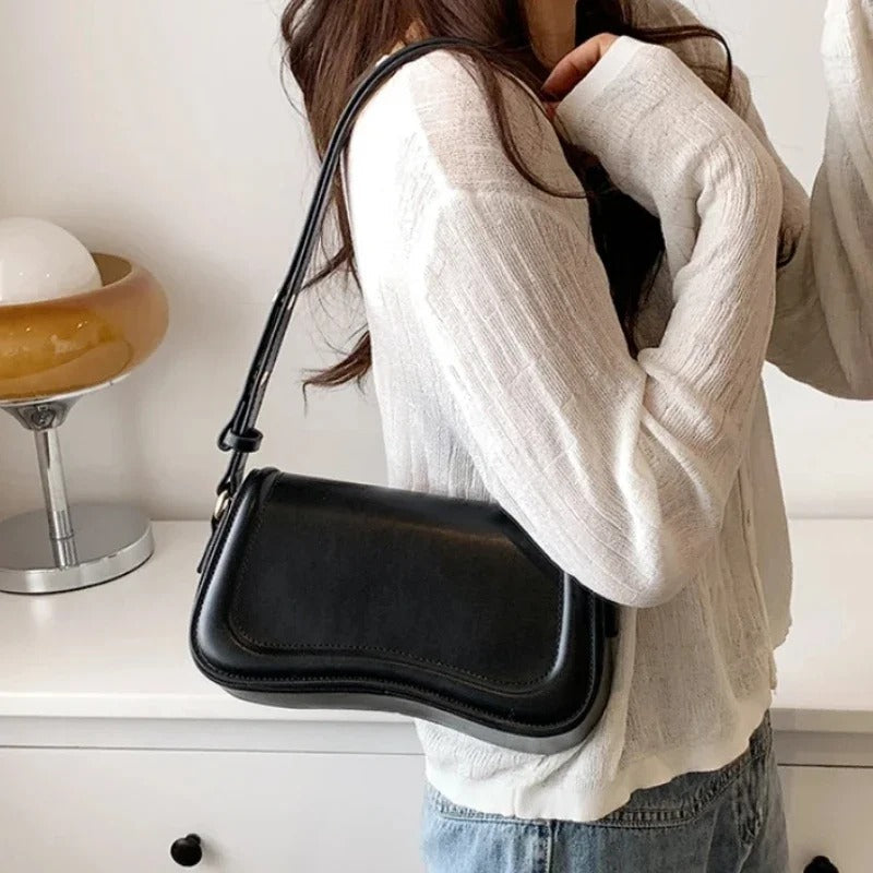 Bolso de Mano Cadence en Cuero Vegano con Solapa Curvada