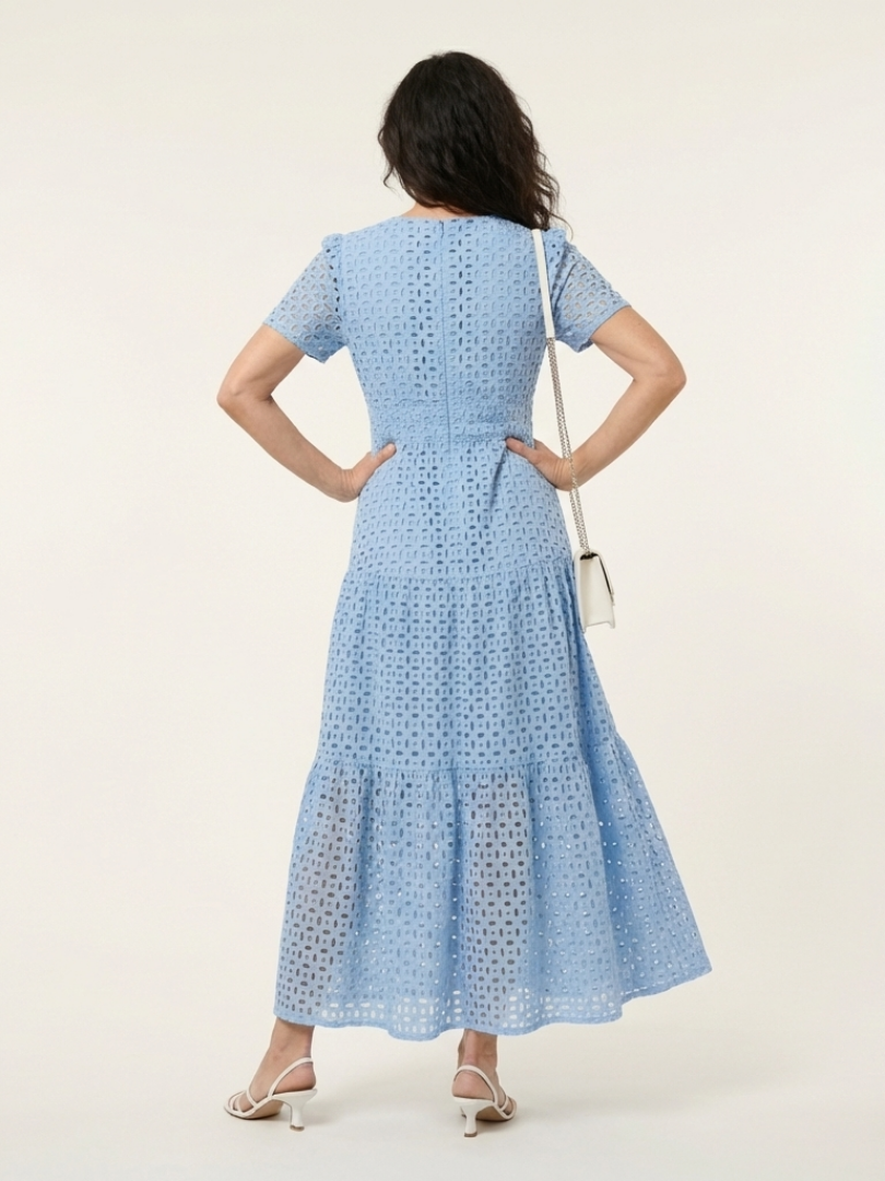 "Brielle | Vestido midi de tirantes cortos con escote en V" se puede reescribir como: "Brielle | Vestido midi de tirantes cortos y escote en V".