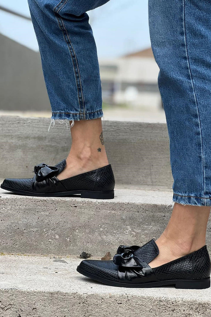 Orla™ - Mocasines negros con detalle de lazo