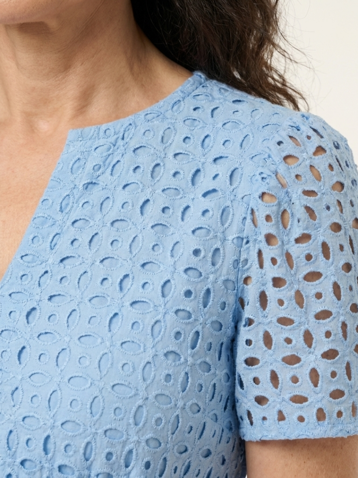 "Brielle | Vestido midi de tirantes cortos con escote en V" se puede reescribir como: "Brielle | Vestido midi de tirantes cortos y escote en V".