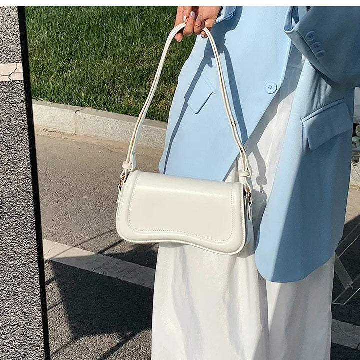 Bolso de Mano Cadence en Cuero Vegano con Solapa Curvada