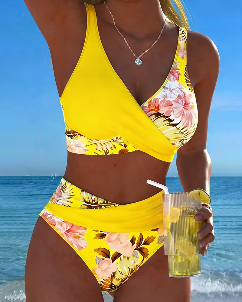 Bikini Floral con Detalles en Contraste y Corte Elegante