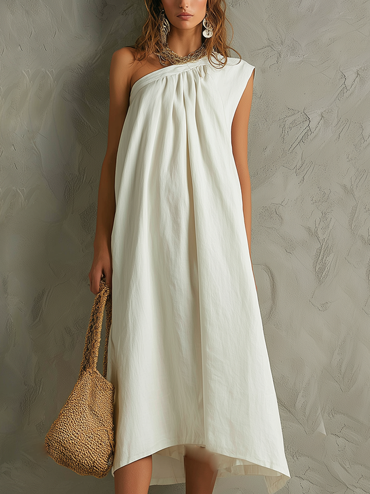 Vestido maxi blanco minimalista con un solo hombro y ambiente de resort