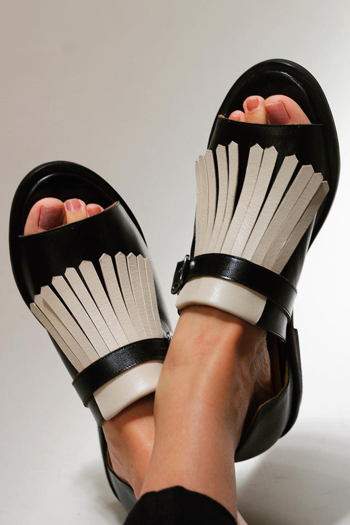 Britta™ - Sandalias Slip-On con Detalles de Flecos