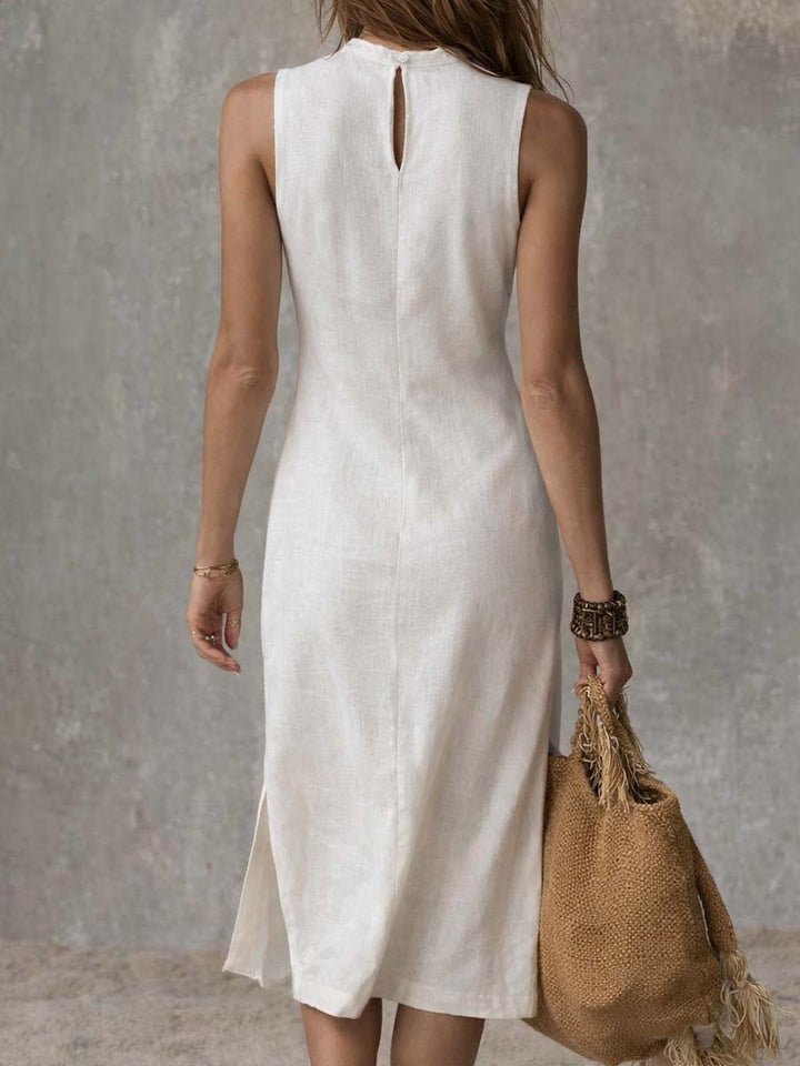 Vestido midi sin cuello con abertura en el dobladillo.