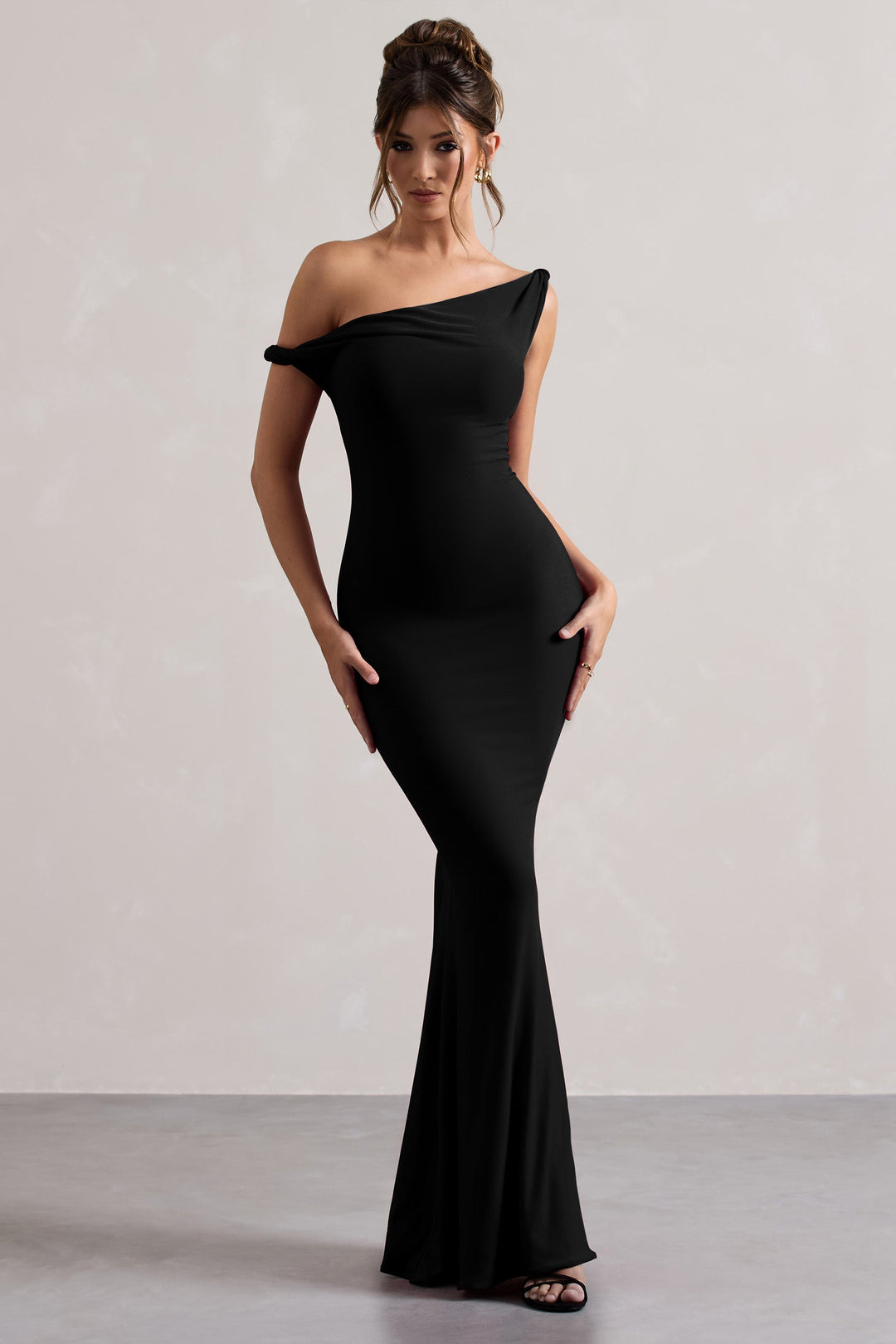 Lita | Vestido largo negro con escote asimétrico drapeado