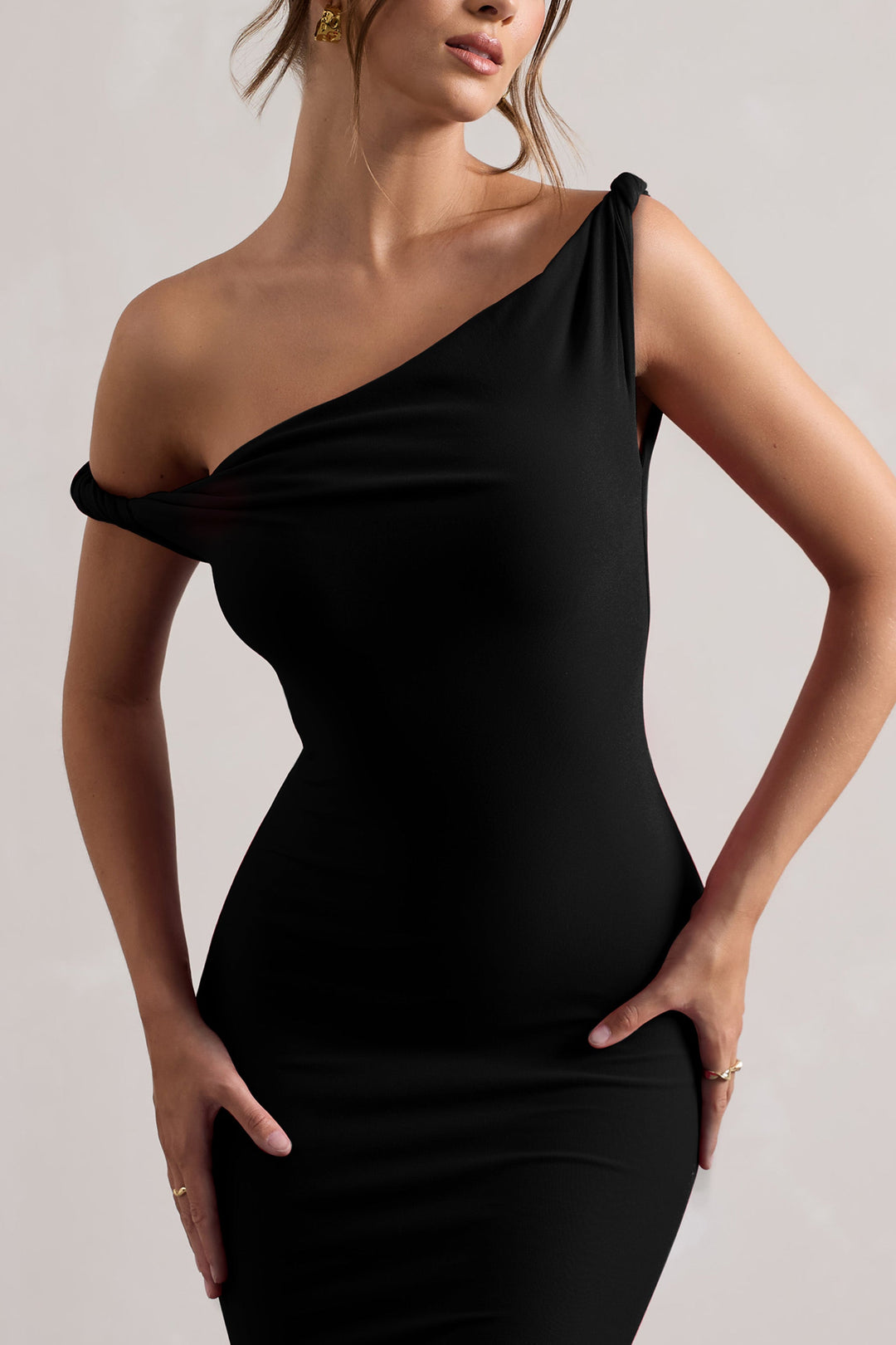 Lita | Vestido largo negro con escote asimétrico drapeado