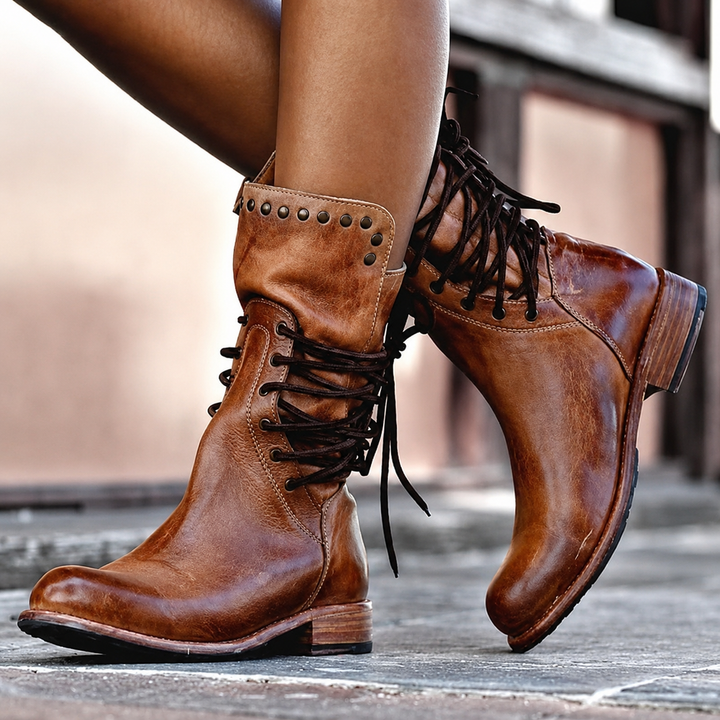 Nova™ | Botines moteros con cordones cruzados y forro polar