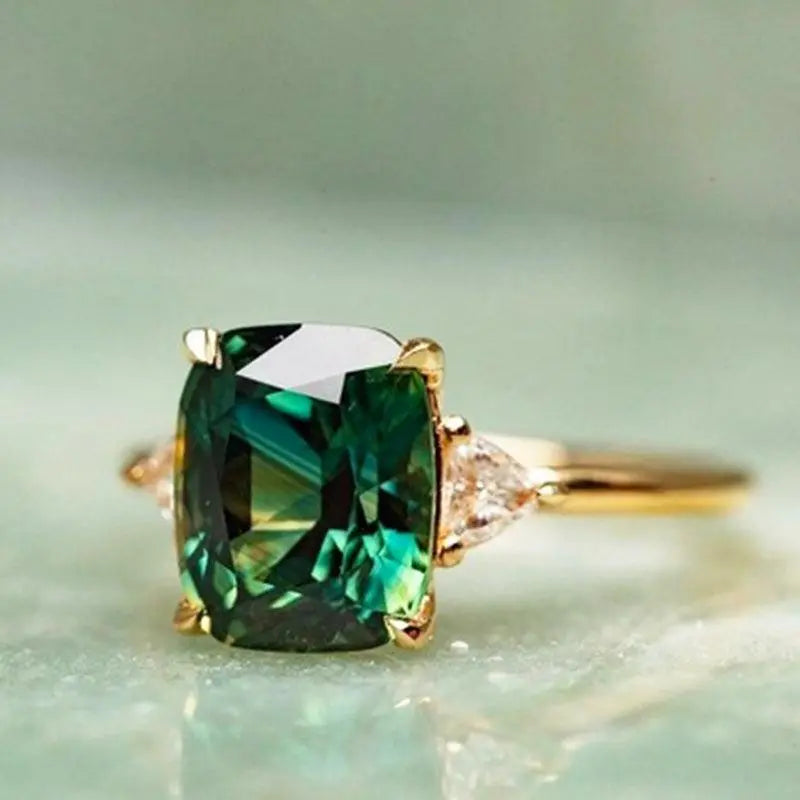 Elegante anillo cuadrado con esmeralda