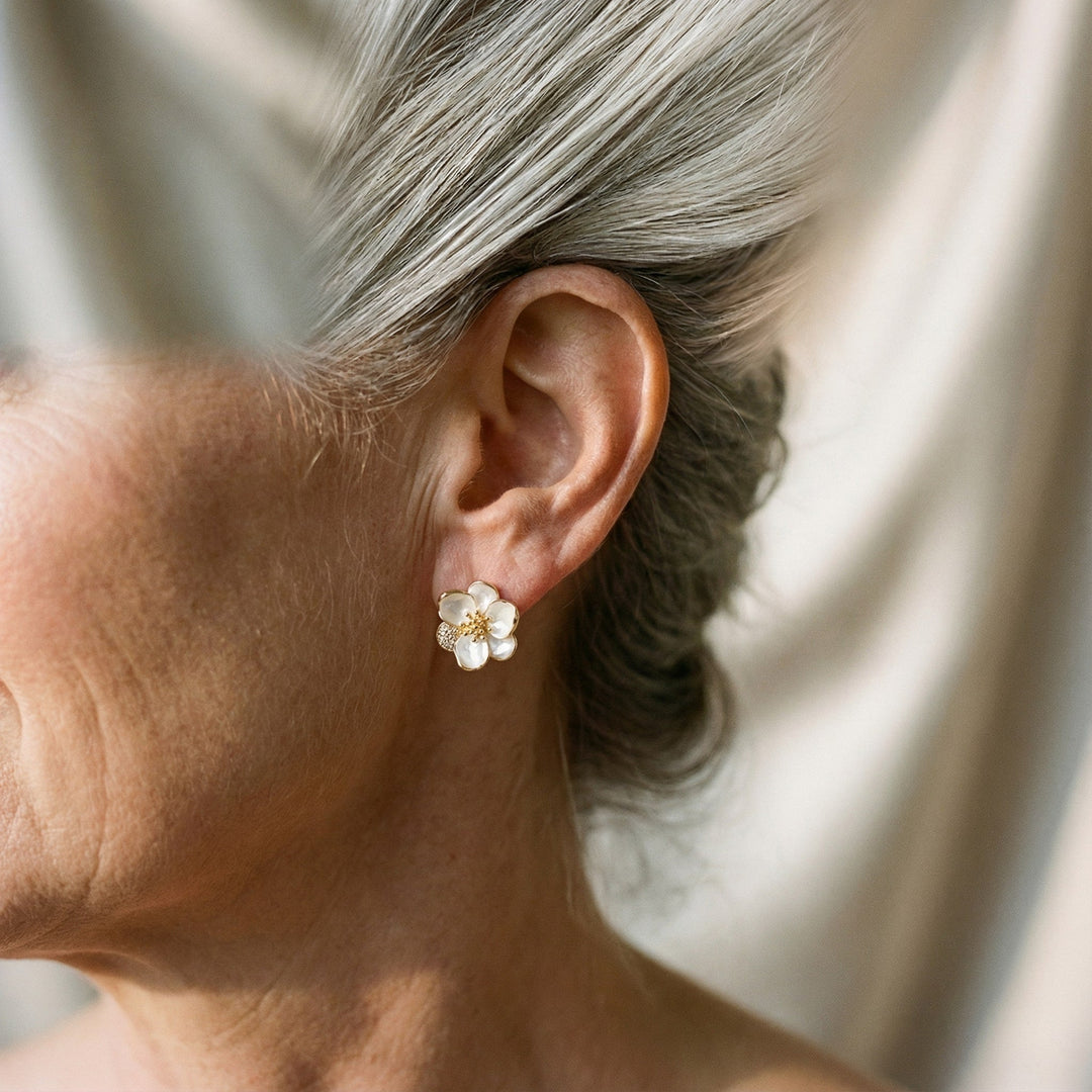 Elegantes pendientes de oro en forma de pétalos de flor