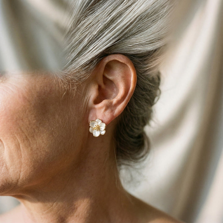 Elegantes pendientes de oro en forma de pétalos de flor