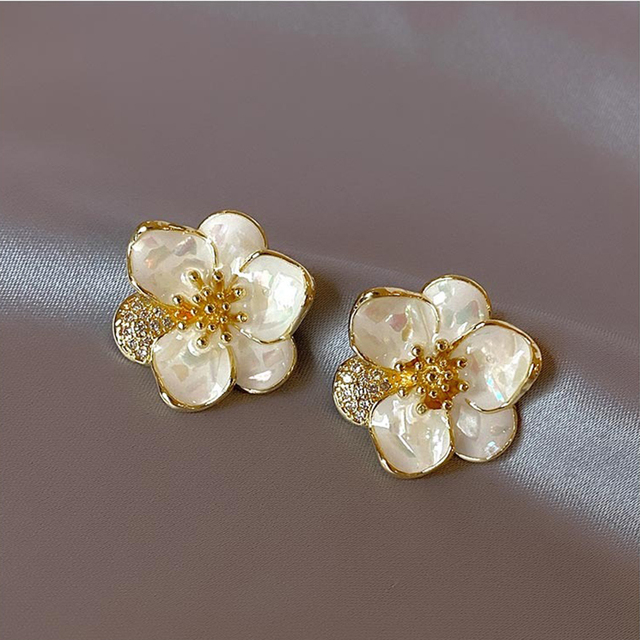 Elegantes pendientes de oro en forma de pétalos de flor
