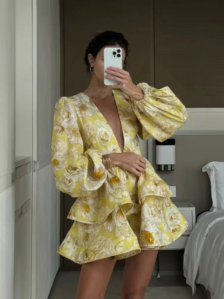 Raelynn - Vestido Corto Floral con Detalles de Volantes