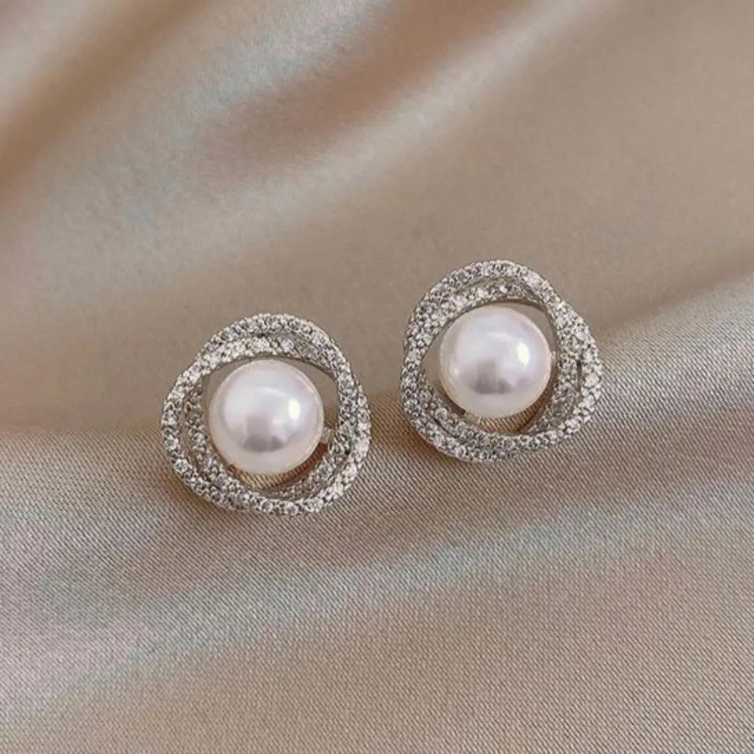 Pendientes en espiral brillantes con perlas elegantes