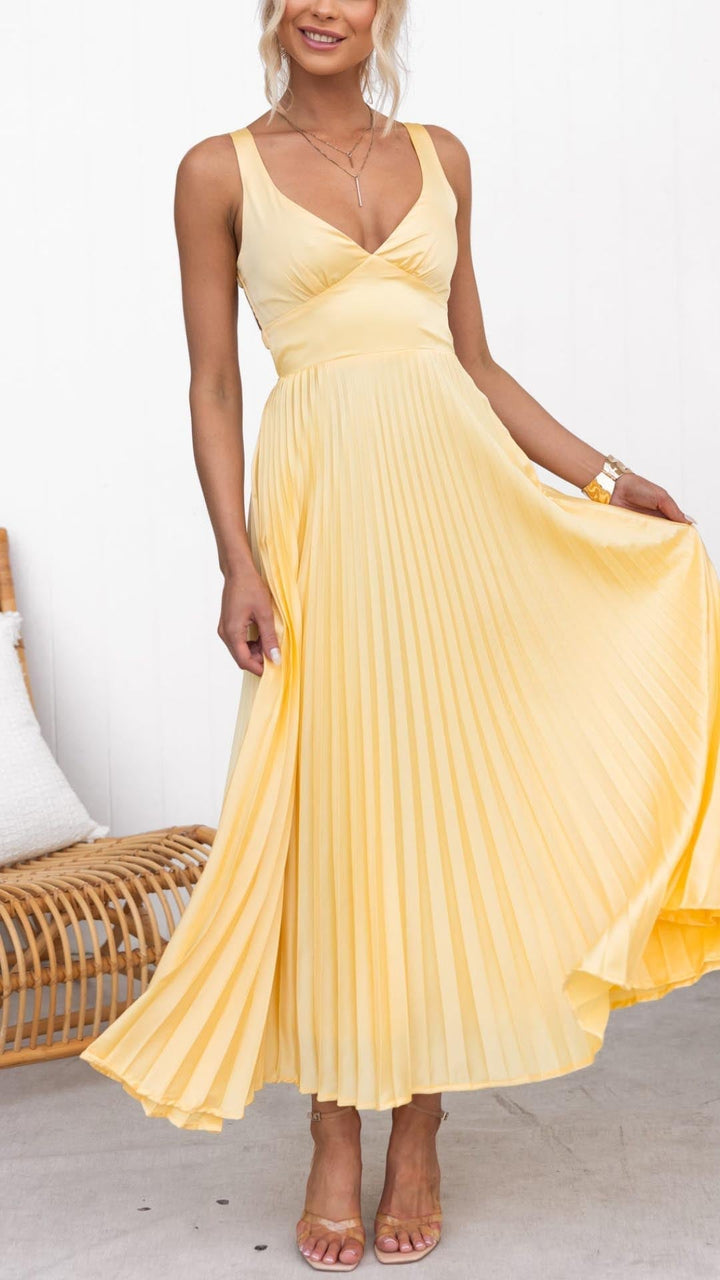 "Aby - Vestido Maxi Amarillo con Pliegues y Escote en V" can be rewritten as: "Aby - Vestido Largo Amarillo con Detalles de Pliegues y Escote en V".