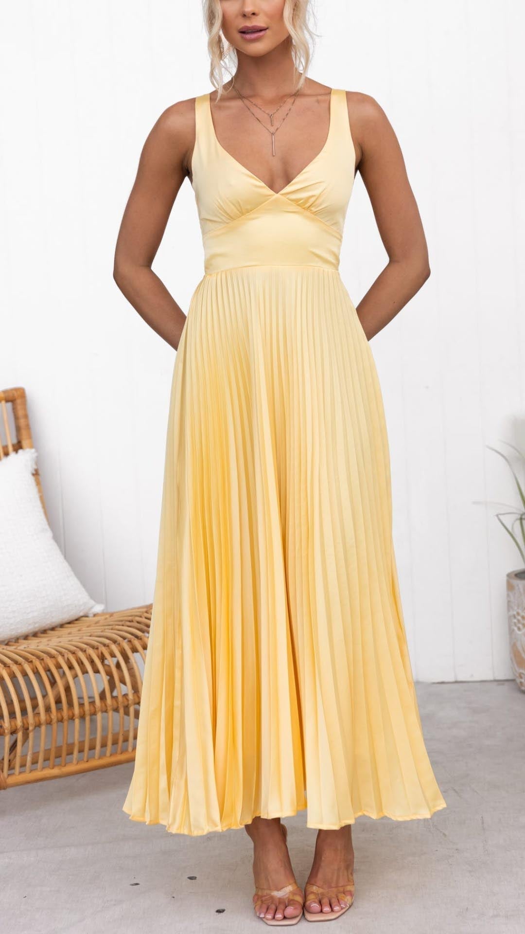 "Aby - Vestido Maxi Amarillo con Pliegues y Escote en V" can be rewritten as: "Aby - Vestido Largo Amarillo con Detalles de Pliegues y Escote en V".