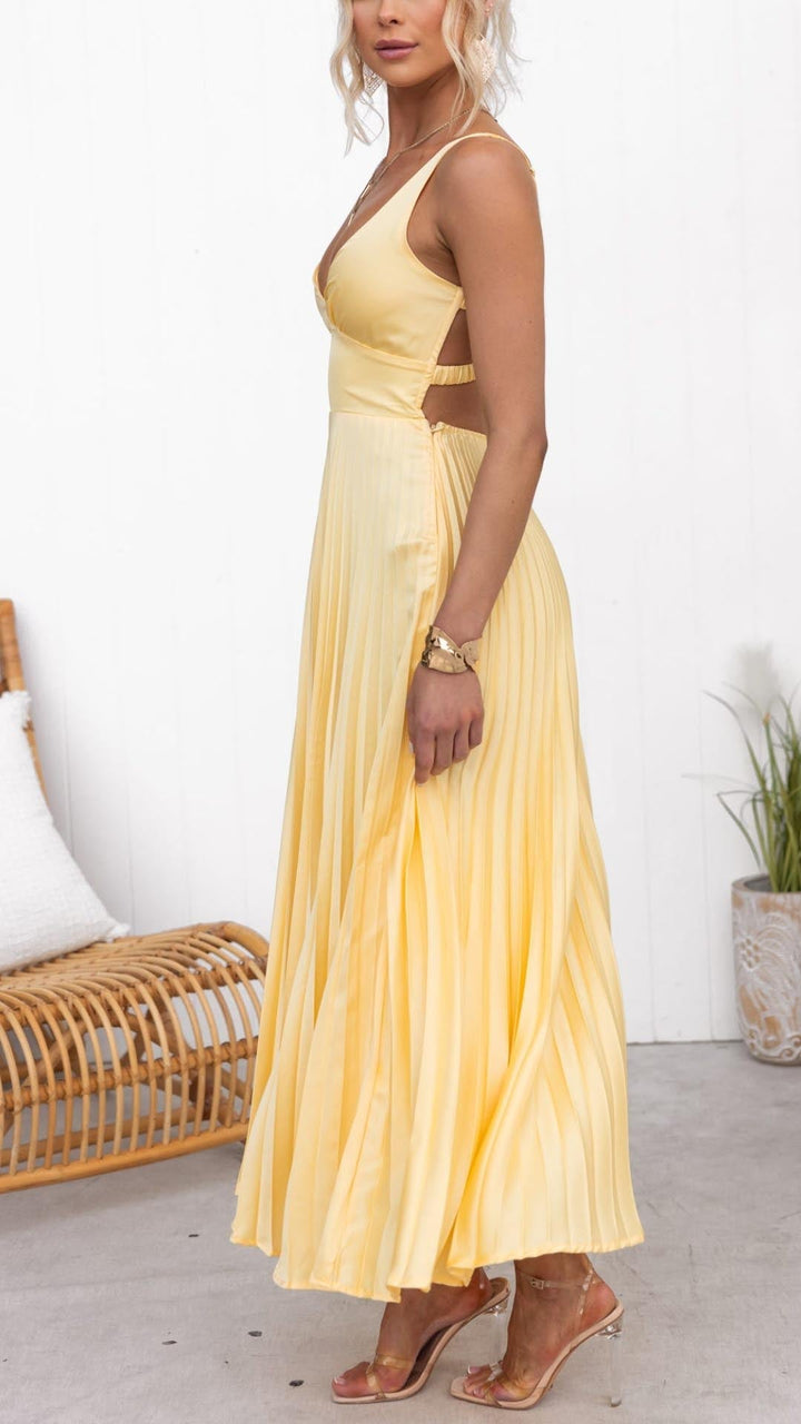 "Aby - Vestido Maxi Amarillo con Pliegues y Escote en V" can be rewritten as: "Aby - Vestido Largo Amarillo con Detalles de Pliegues y Escote en V".