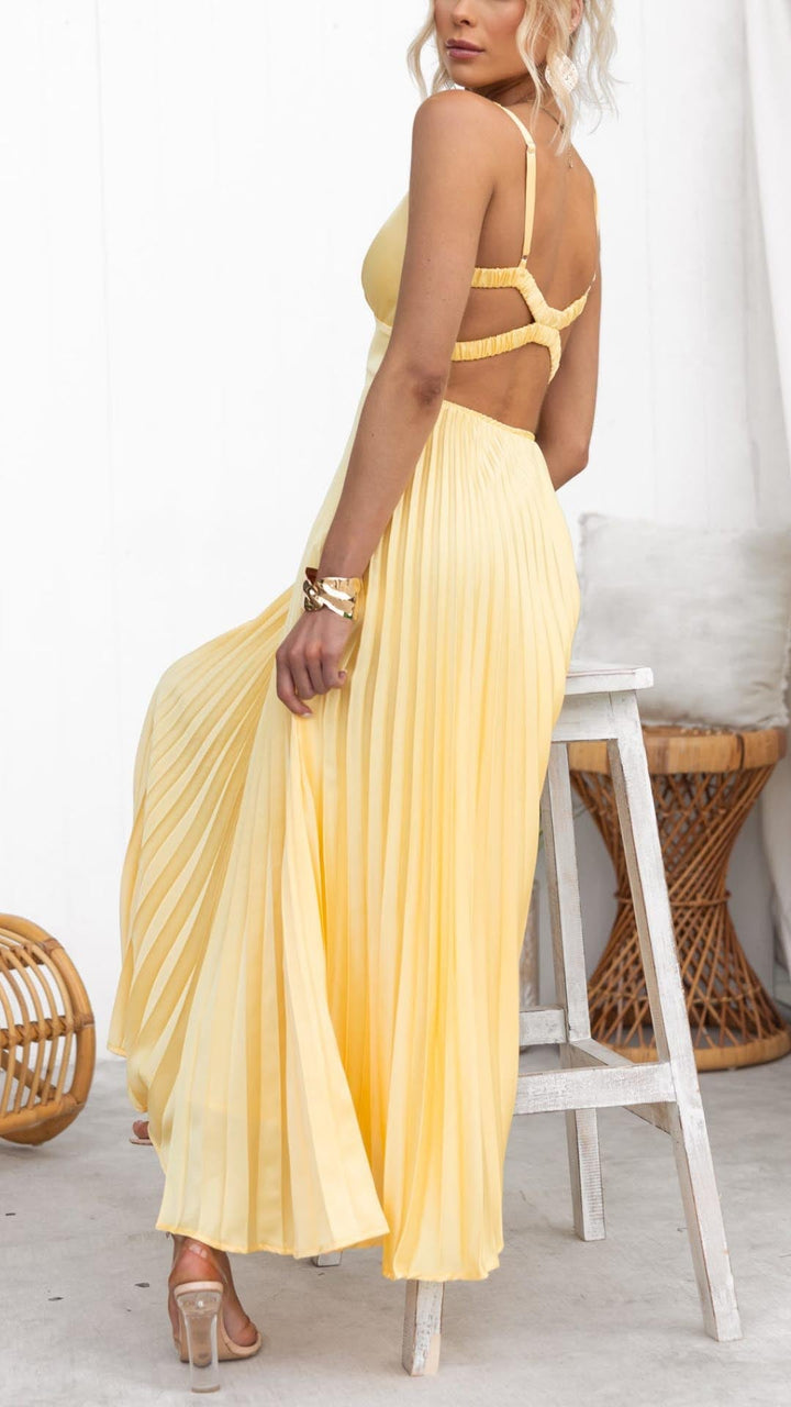 "Aby - Vestido Maxi Amarillo con Pliegues y Escote en V" can be rewritten as: "Aby - Vestido Largo Amarillo con Detalles de Pliegues y Escote en V".