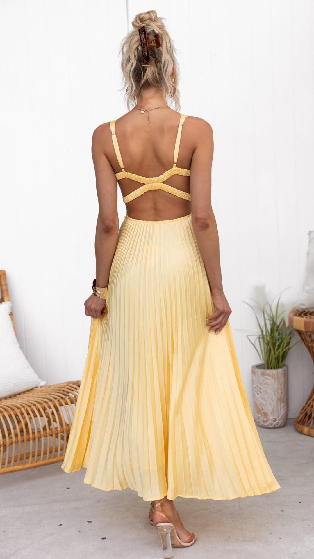 "Aby - Vestido Maxi Amarillo con Pliegues y Escote en V" can be rewritten as: "Aby - Vestido Largo Amarillo con Detalles de Pliegues y Escote en V".