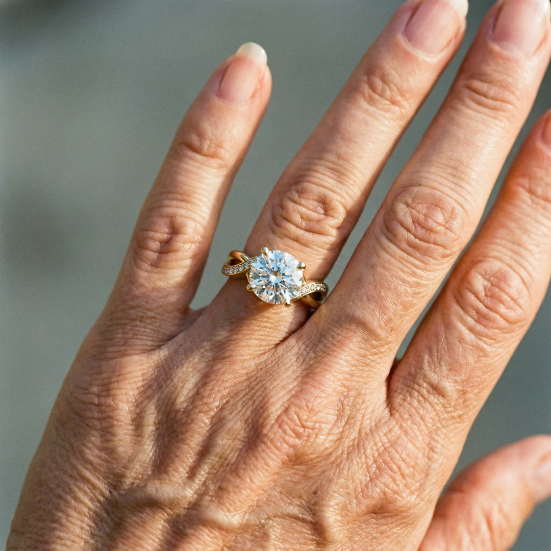 Anillo vintage trenzado de oro con circón