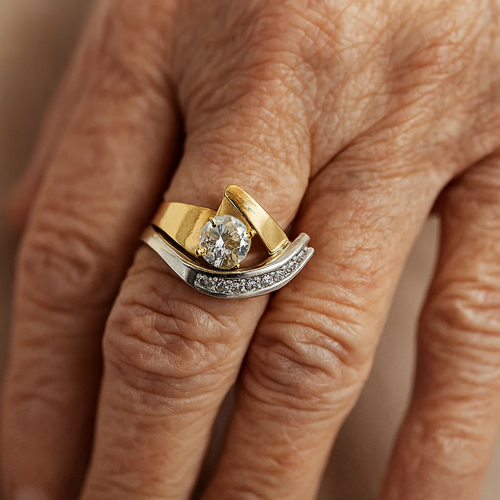 Anillo vintage irregular en oro y plata con zircón