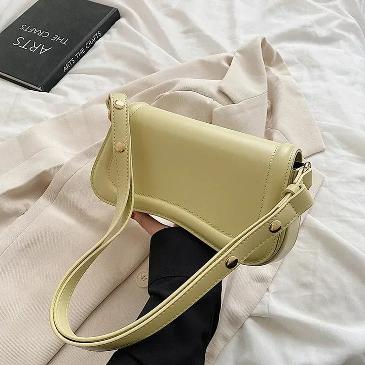 Bolso de Mano Cadence en Cuero Vegano con Solapa Curvada