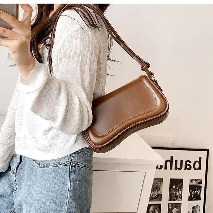 Bolso de Mano Cadence en Cuero Vegano con Solapa Curvada