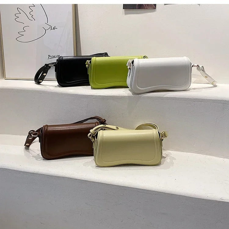 Bolso de Mano Cadence en Cuero Vegano con Solapa Curvada