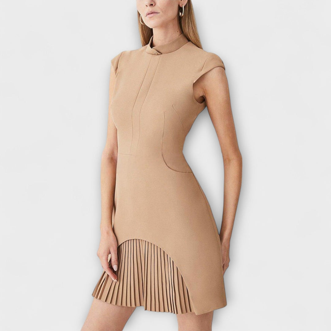 Elowen - Vestido corto con patchwork de inspiración militar y cuello alto
