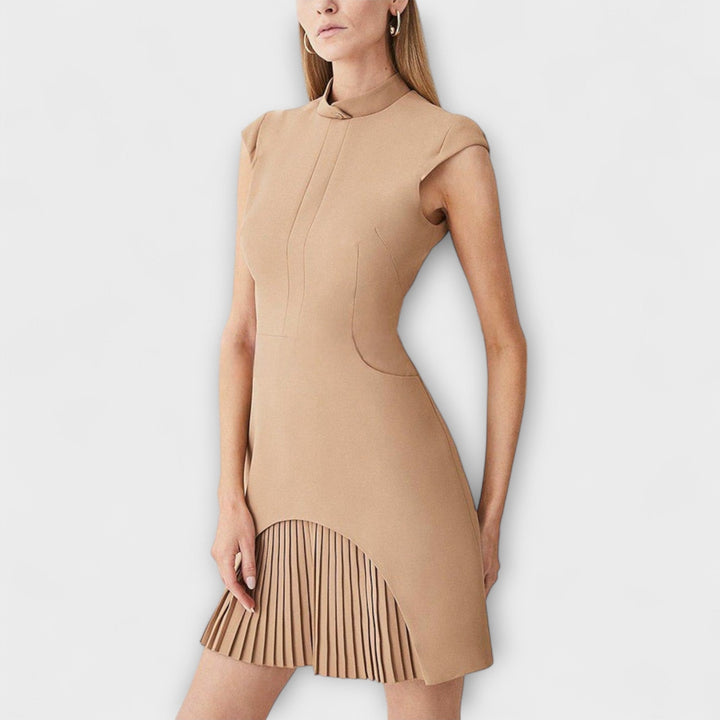 Elowen - Vestido corto con patchwork de inspiración militar y cuello alto