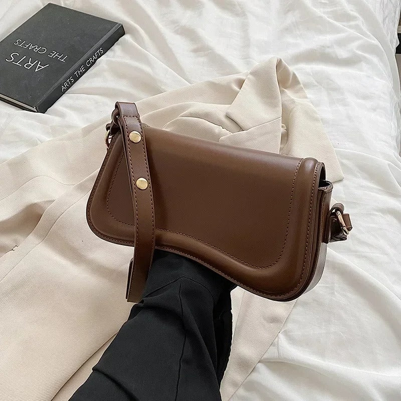 Bolso de Mano Cadence en Cuero Vegano con Solapa Curvada