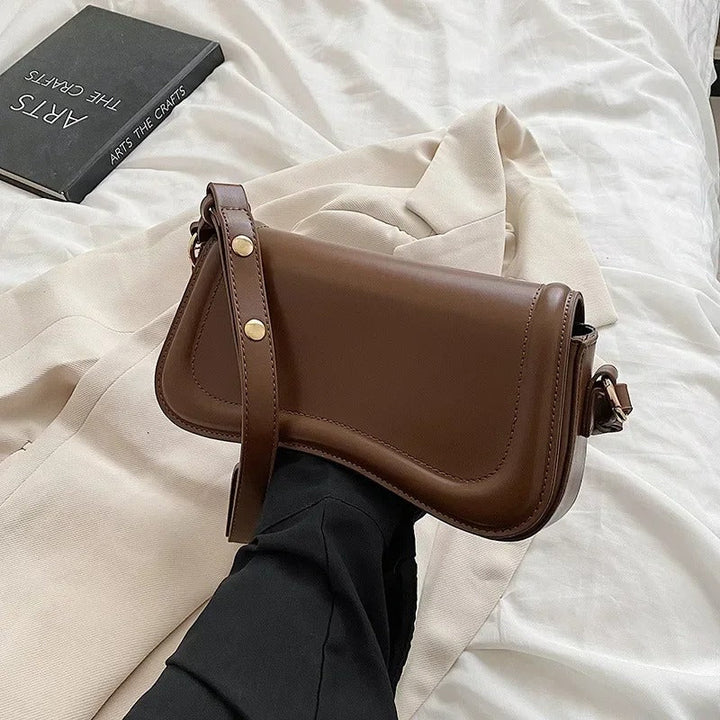 Bolso de Mano Cadence en Cuero Vegano con Solapa Curvada