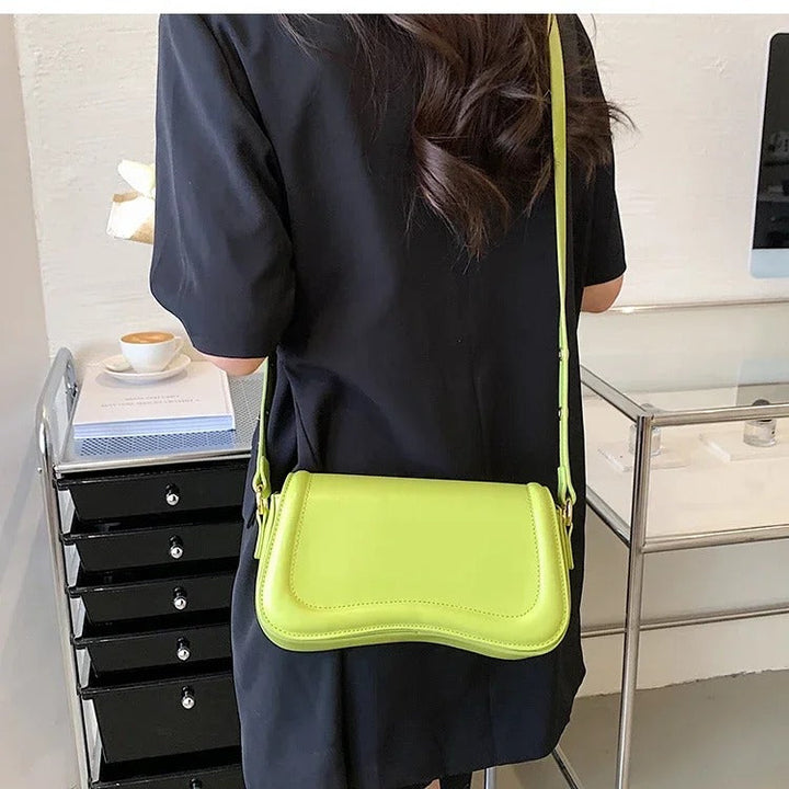 Bolso de Mano Cadence en Cuero Vegano con Solapa Curvada