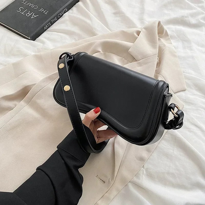 Bolso de Mano Cadence en Cuero Vegano con Solapa Curvada