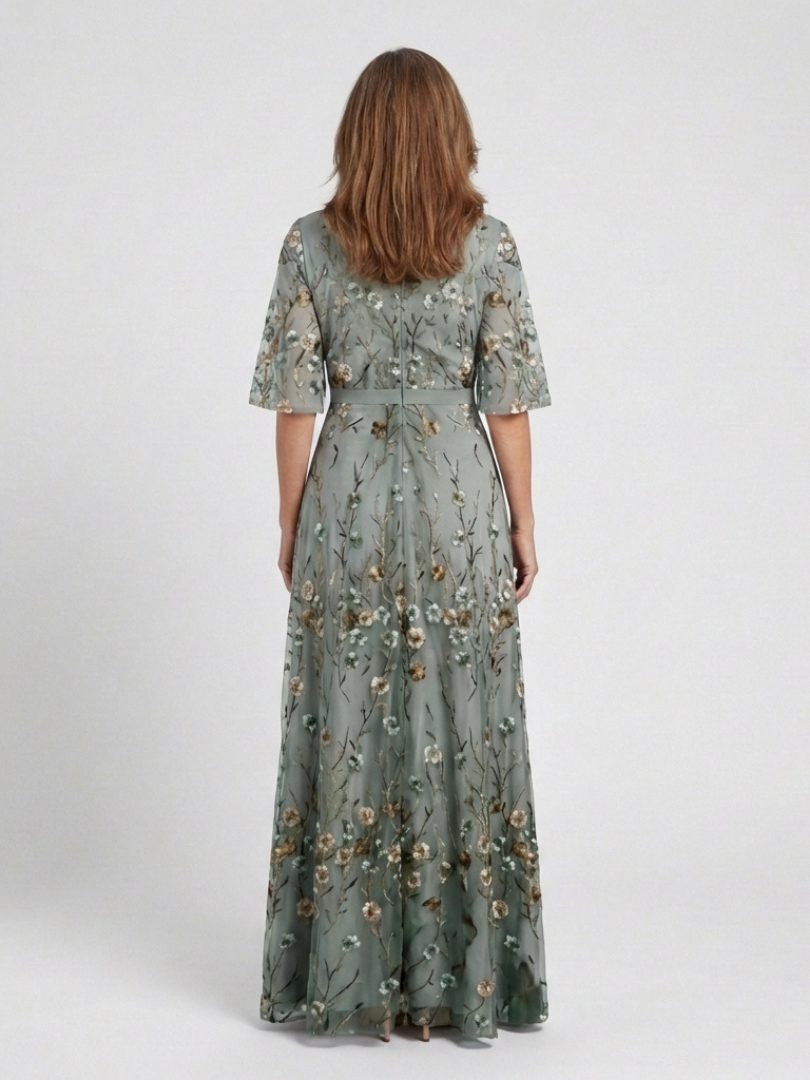 Evadne | Vestido Maxi Floral con Escote en V y Mangas Cortas" se puede reescribir como:

"Evadne | Maxi Vestido Floral con Escote en V y Mangas Cortas
