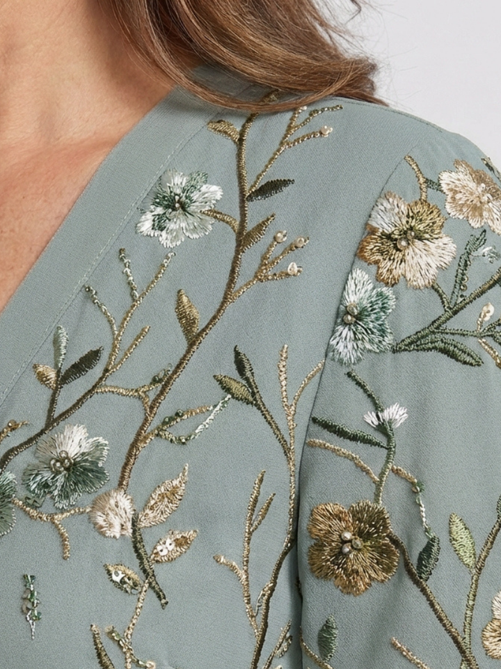 Evadne | Vestido Maxi Floral con Escote en V y Mangas Cortas" se puede reescribir como:

"Evadne | Maxi Vestido Floral con Escote en V y Mangas Cortas