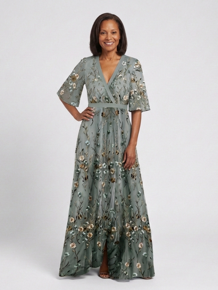 Evadne | Vestido Maxi Floral con Escote en V y Mangas Cortas" se puede reescribir como:

"Evadne | Maxi Vestido Floral con Escote en V y Mangas Cortas