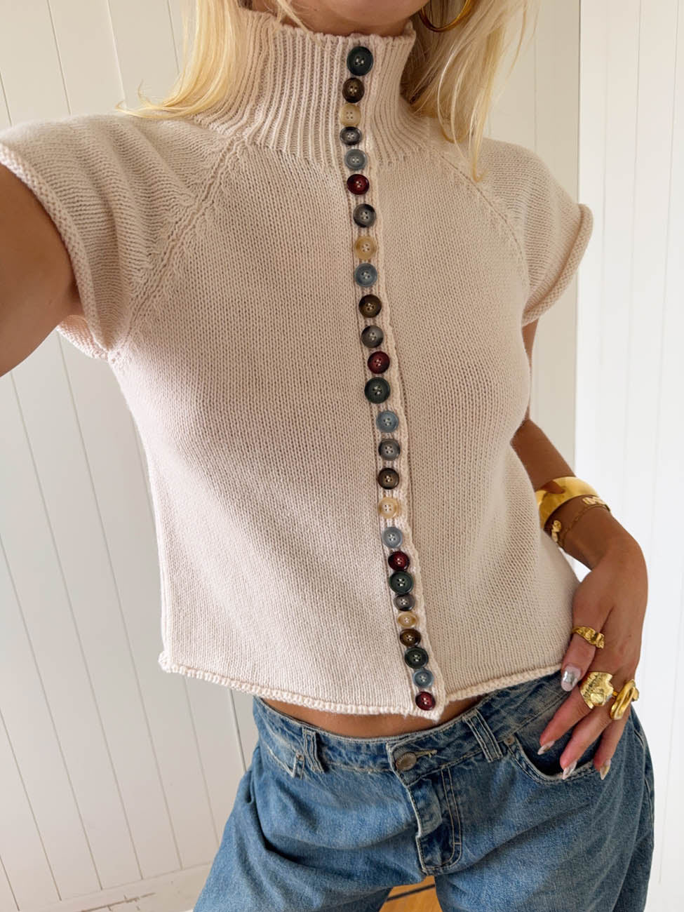 Suéter de punto corto con botones – Beige y blanco roto