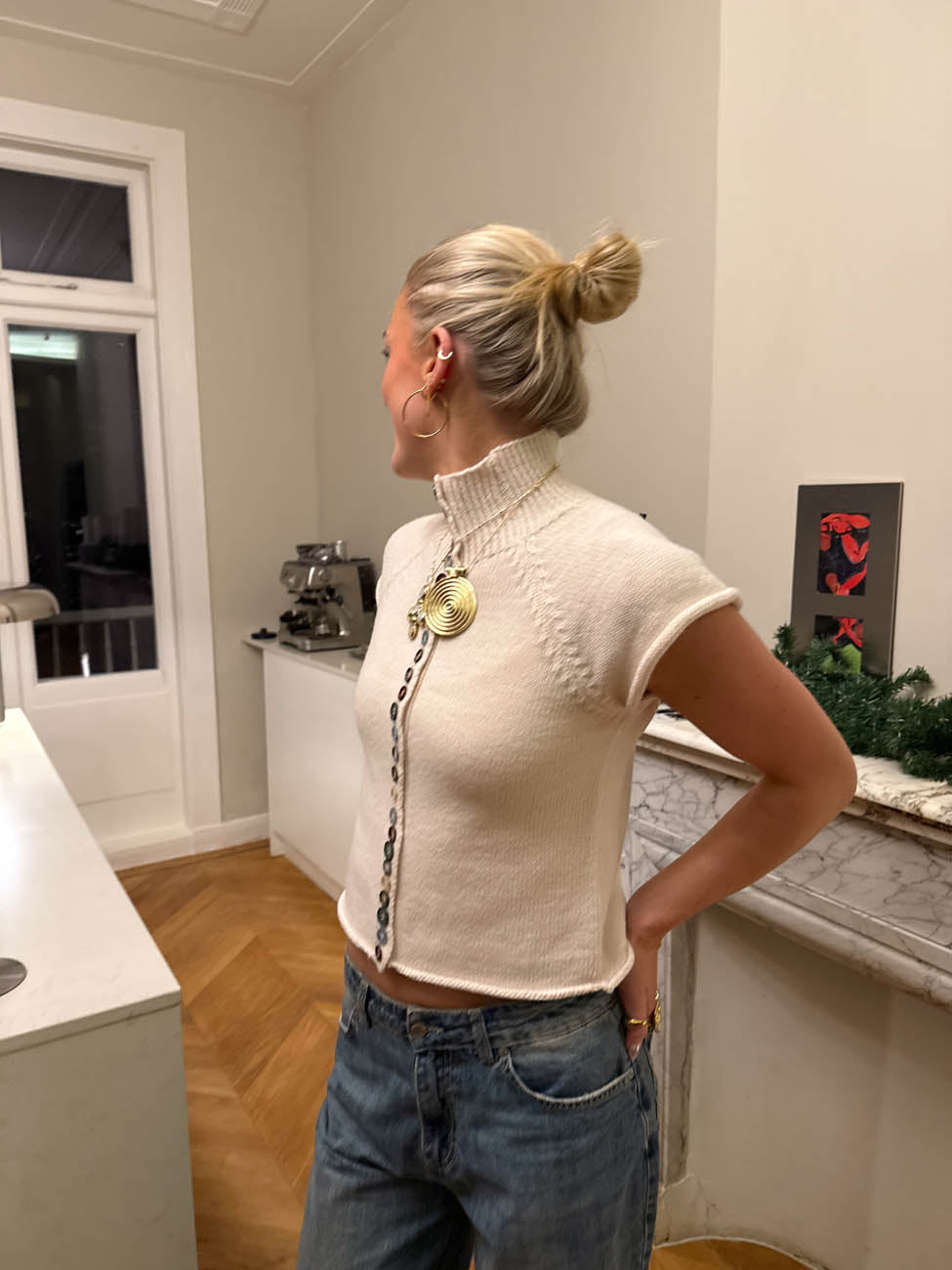 Suéter de punto corto con botones – Beige y blanco roto