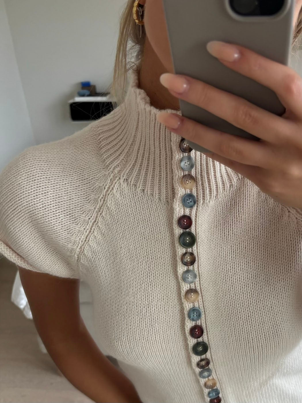 Suéter de punto corto con botones – Beige y blanco roto