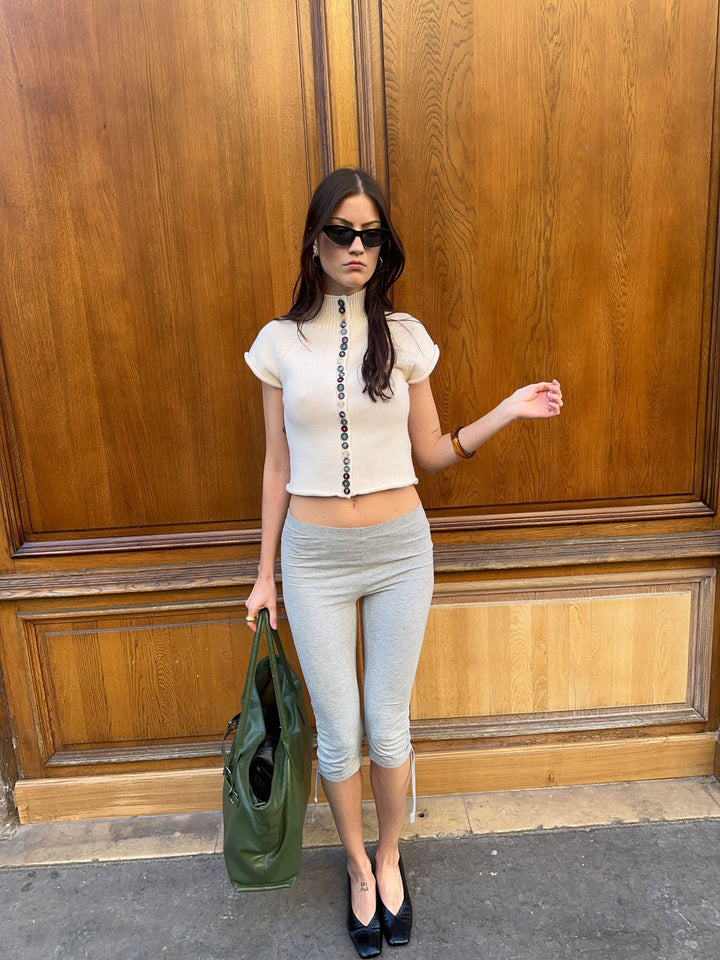 Suéter de punto corto con botones – Beige y blanco roto