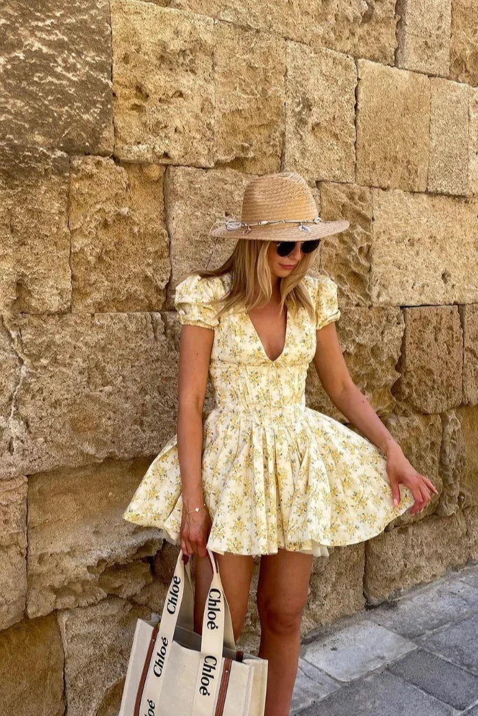 Vestido de Verano Amarillo Floral con Espalda Abierta